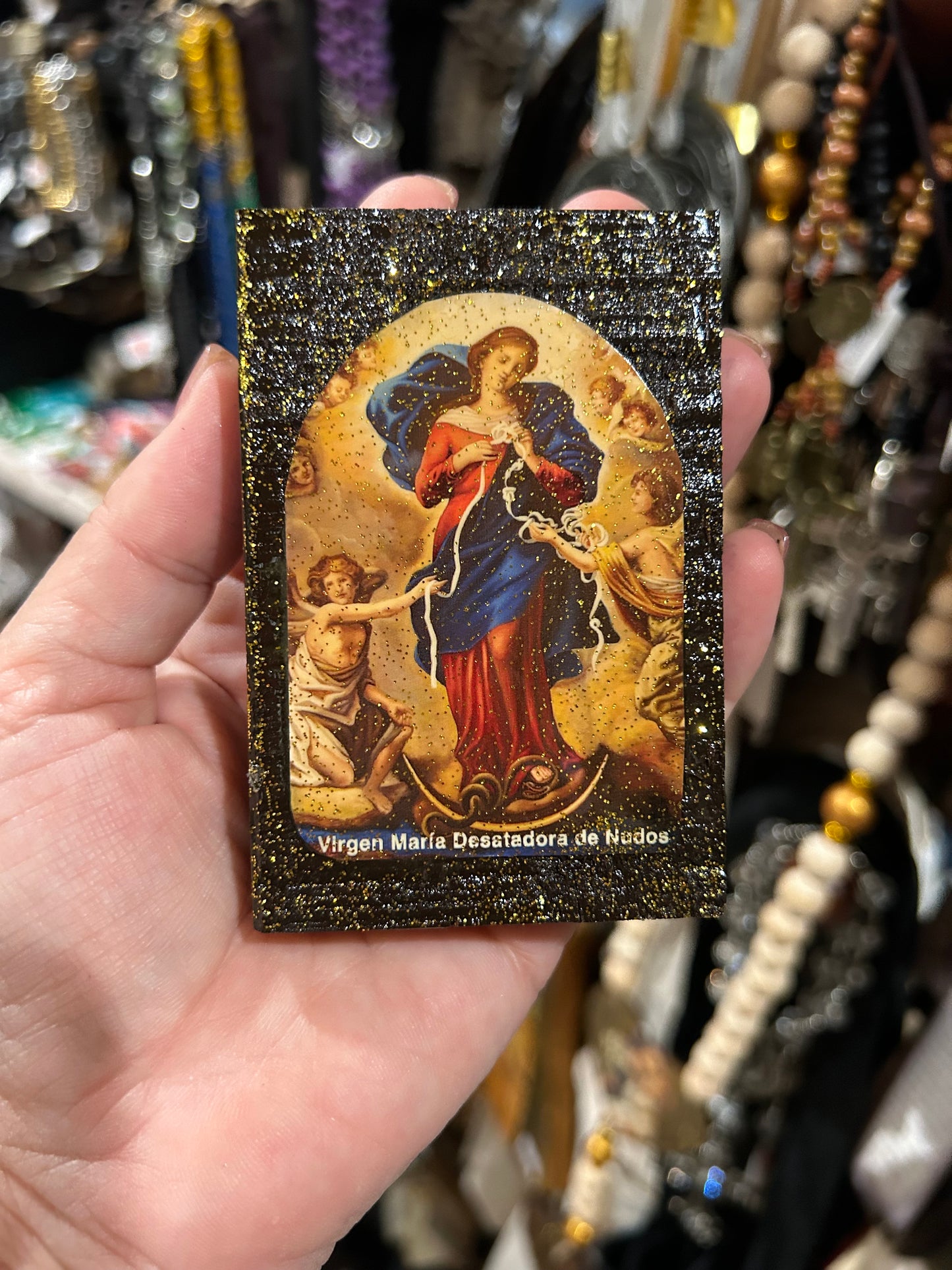 Virgen Desatadora de Nudos Mini Cuadrito de Madera
Medidas Aproximadas 2”x 3”
Elaborado y Diseñado por LA TIENDITA DE OLIVIA