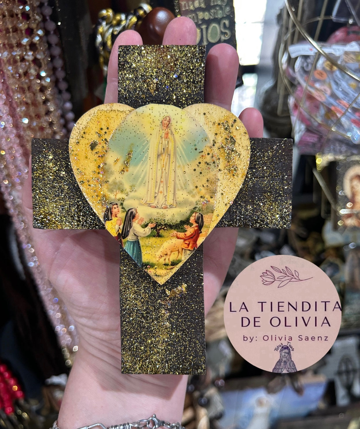 Nuestra Señora de Fátima Mini Cruz de Madera para colgar
Medidas aproximadas 4.5" X 6"
Elaborada y diseñada por La Tiendita de Olivia