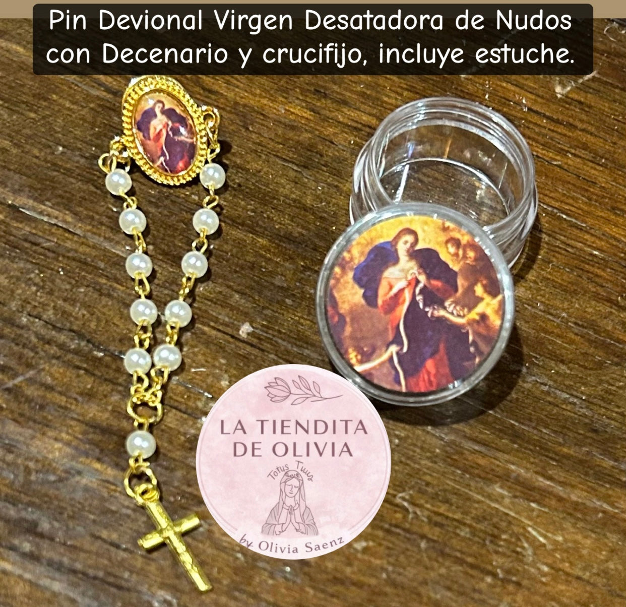 Pin Devocional Virgen Desatadora de Nudos con Decenario y crucifijo, incluye estuche.