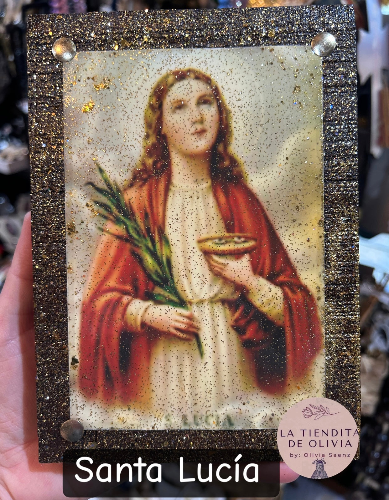 Santa Lucía. Cuadro de Madera
Medidas Aproximadas 5” x 7”
Elaborado y Diseñado por LA TIENDITA DE OLIVIA
