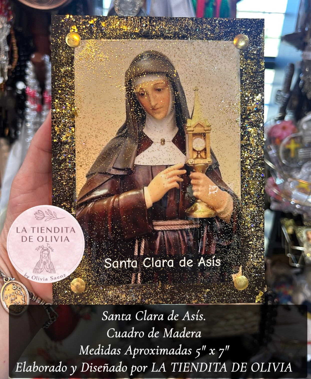 Santa Clara de Asís.
Cuadro de Madera
Medidas Aprorimadas 5"x7
Elaborado y Diseñado por LA TIENDITA DE OLIVIA