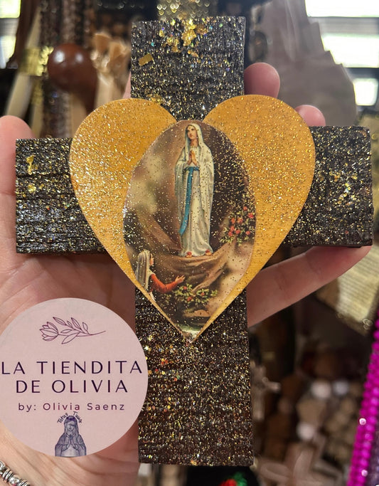 VIRGENCITA DE LOURDES Mini Cruz de Madera para colgar 
Medidas aproximadas 4.5" X 6"
Elaborada y diseñada por La Tiendita de Olivia