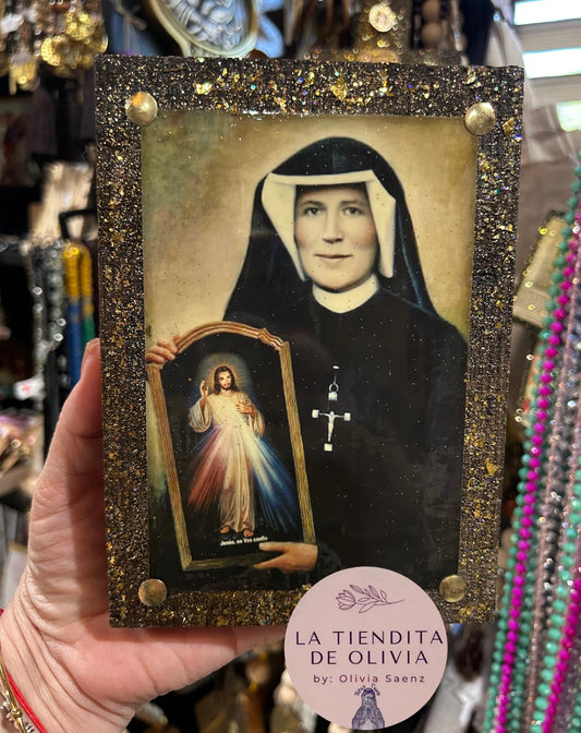 Santa María Faustina  Cuadro de Madera 
Medidas Aproximadas 5” x  7”

Elaborado y Diseñado por LA TIENDITA DE OLIVIA