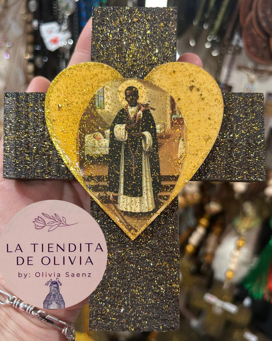 SAN MARTÍN DE PORRES Mini Cruz de Madera para colgar 
Medidas aproximadas 4.5" X 6"
Elaborada y diseñada por La Tiendita de Olivia