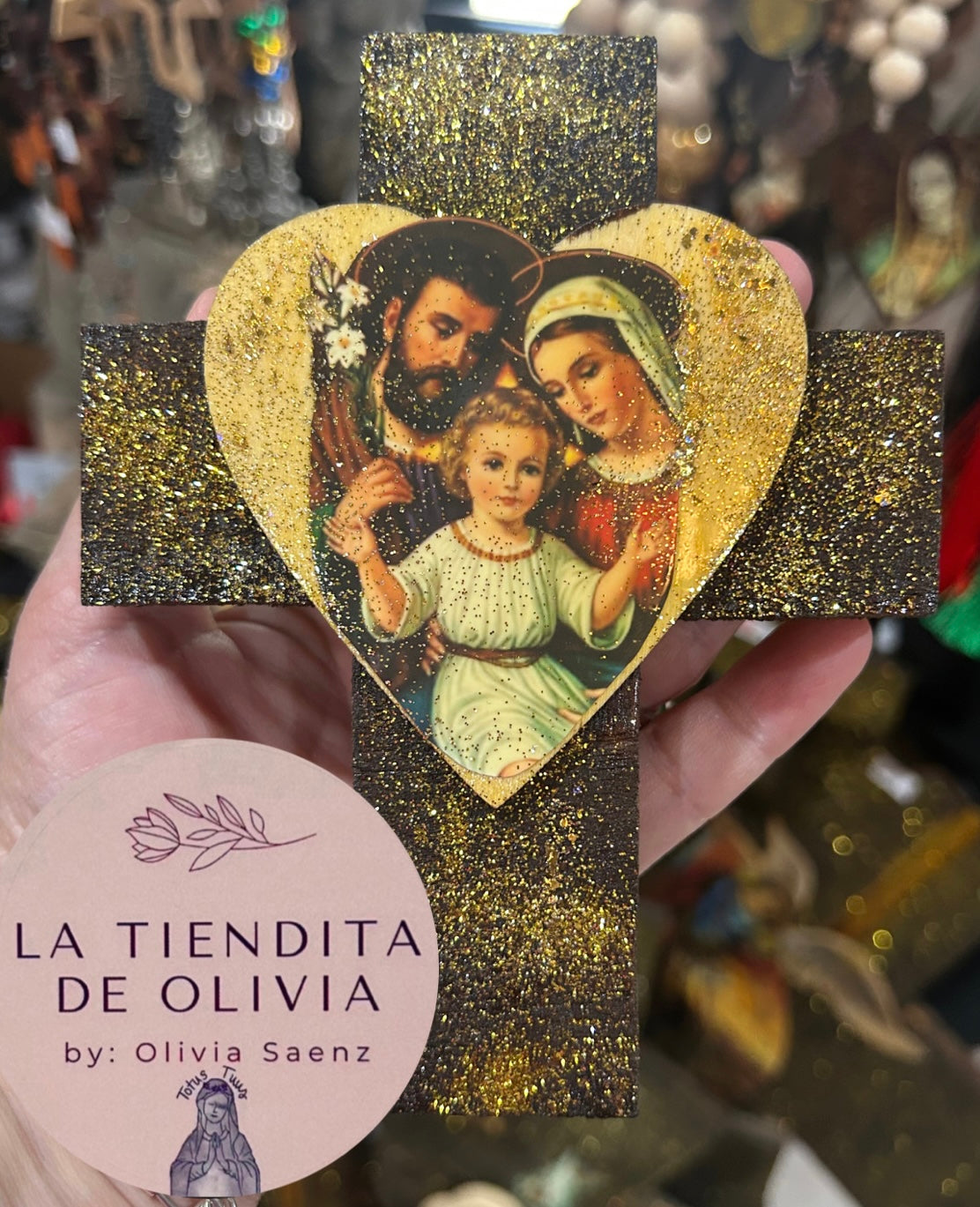 SAGRADA FAMILIA Mini Cruz de Madera para colgar 
Medidas aproximadas 4.5" X 6"
Elaborada y diseñada por La Tiendita de Olivia