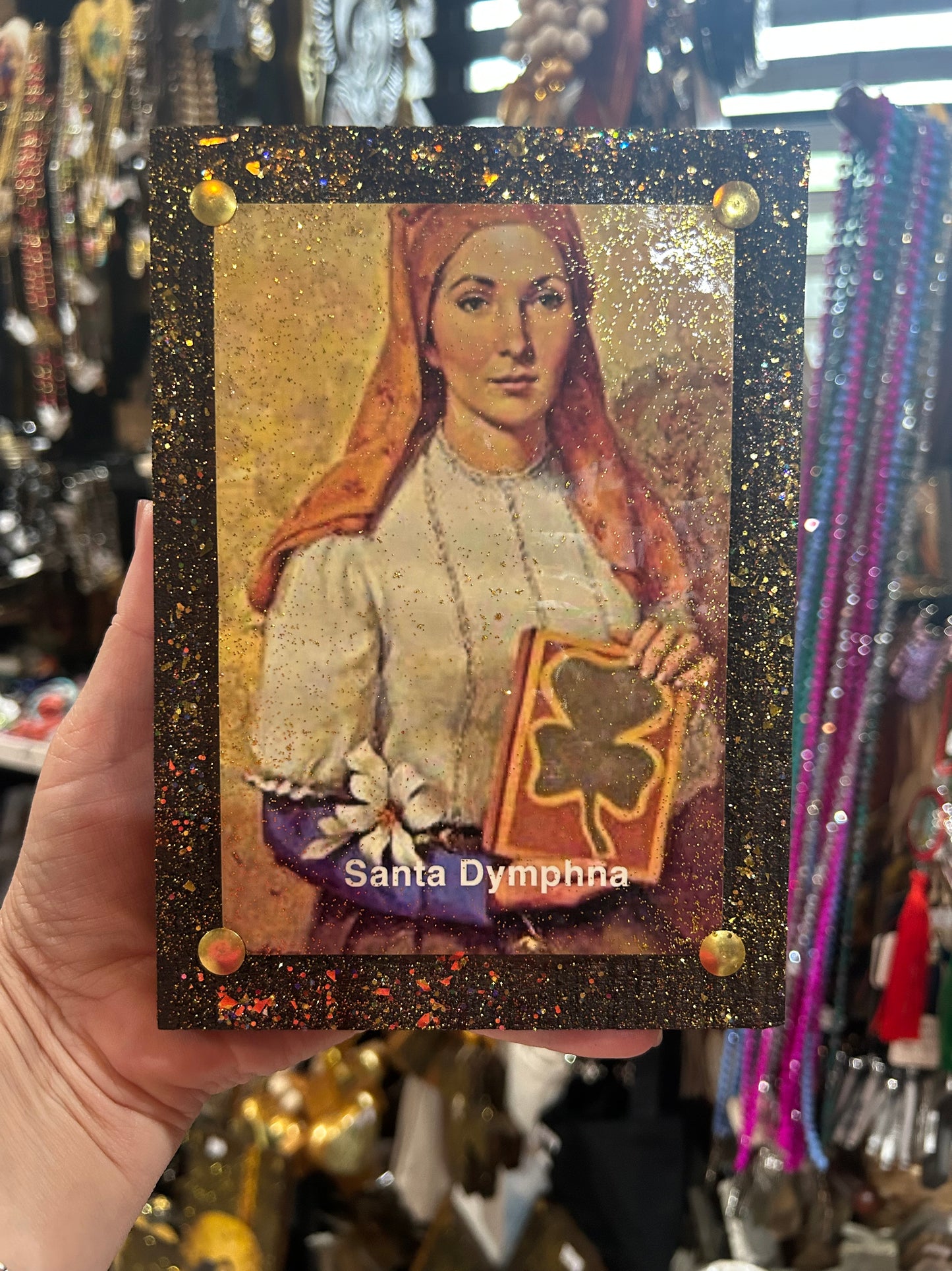 Santa Dymphna Cuadro de Madera 
Medidas Aproximadas 5” x  7”

Elaborado y Diseñado por LA TIENDITA DE OLIVIA