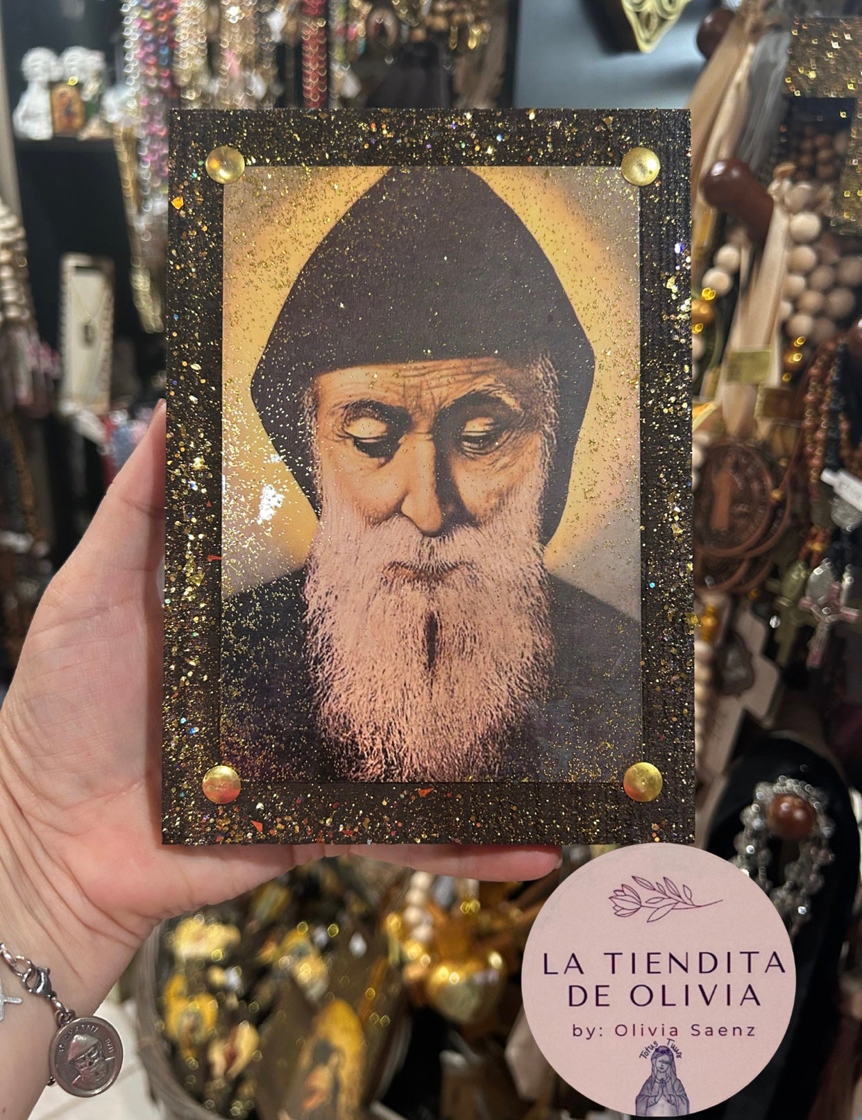 San Chárbel  Cuadro de Madera 
Medidas Aproximadas 5” x  7”

Elaborado y Diseñado por LA TIENDITA DE OLIVIA