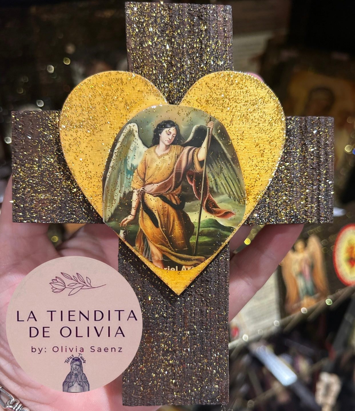 SAN RAFAEL ARCÁNGEL  Mini Cruz de Madera para colgar 
Medidas aproximadas 4.5" X 6"
Elaborada y diseñada por La Tiendita de Olivia