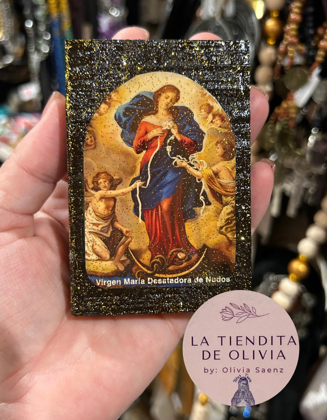 Virgen Desatadora de Nudos  Mini Cuadrito de Madera 
Medidas Aproximadas 2”x 3”

Elaborado y Diseñado por LA TIENDITA DE OLIVIA