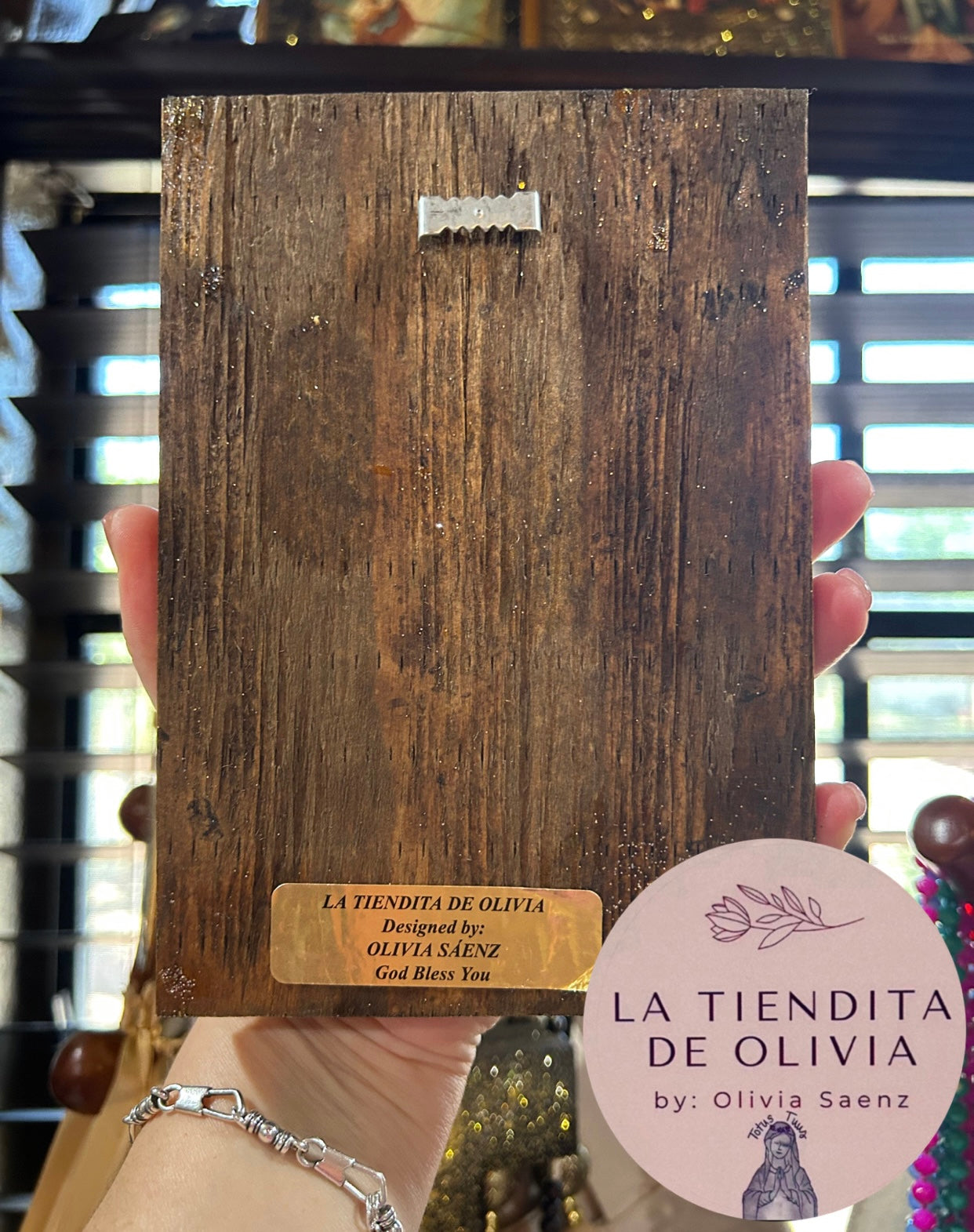 San José Cuadro de Madera 
Medidas Aproximadas 5” x  7”

Elaborado y Diseñado por LA TIENDITA DE OLIVIA