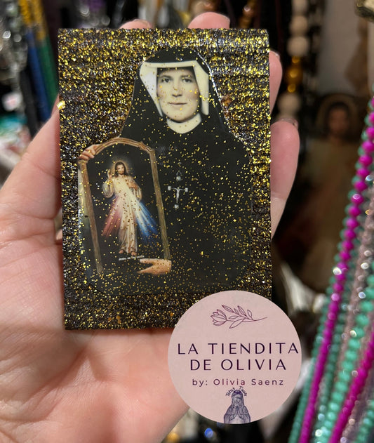 Santa Faustina Mini Cuadrito de Madera 
Medidas Aproximadas 2”x 3”

Elaborado y Diseñado por LA TIENDITA DE OLIVIA