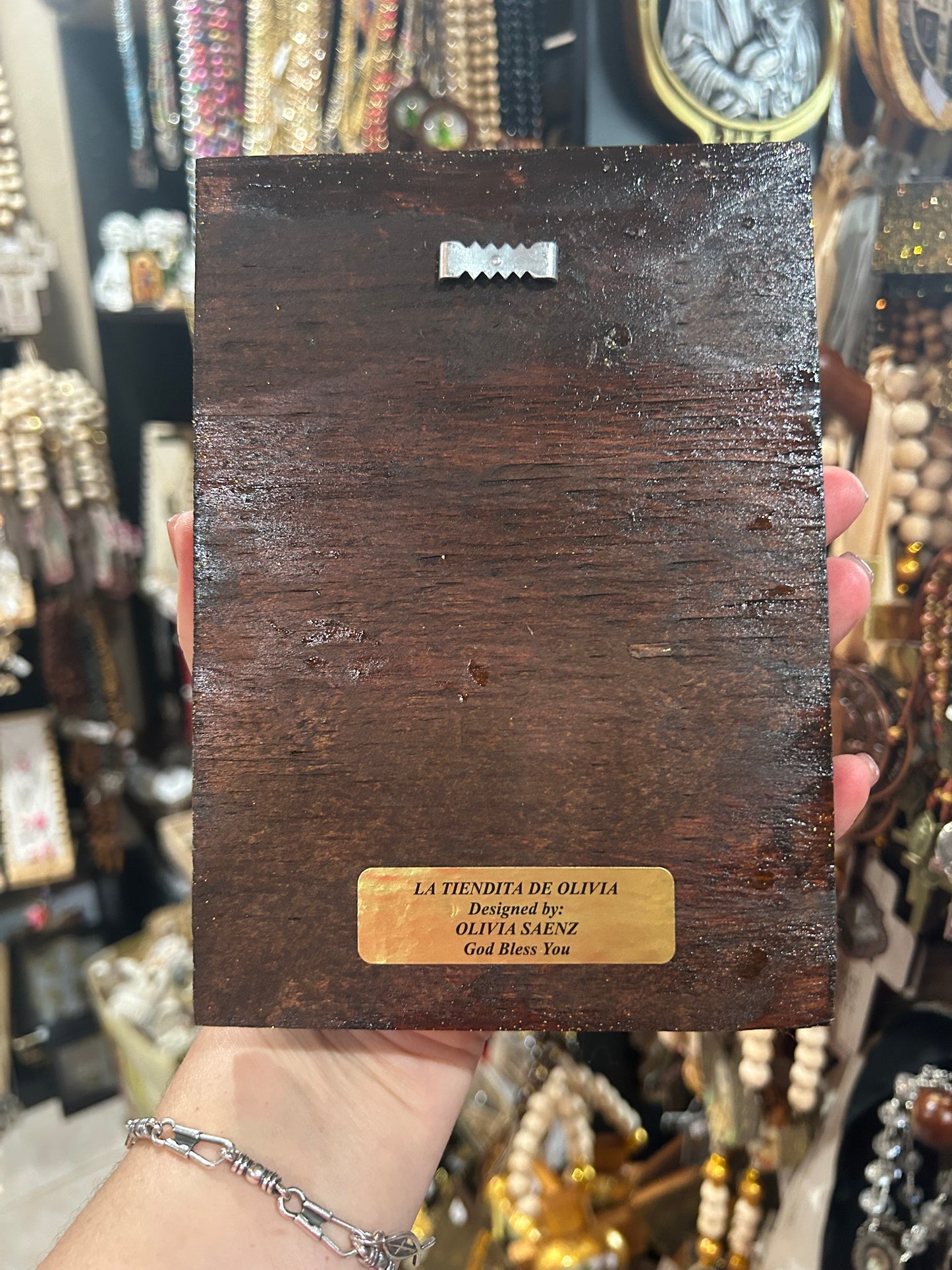 Santa Dymphna Cuadro de Madera 
Medidas Aproximadas 5” x  7”

Elaborado y Diseñado por LA TIENDITA DE OLIVIA