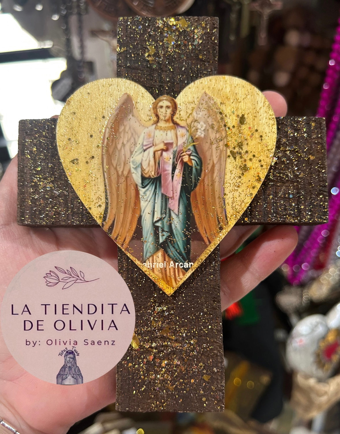 SAN GABRIEL ARCÁNGEL  Mini Cruz de Madera para colgar 
Medidas aproximadas 4.5" X 6"
Elaborada y diseñada por La Tiendita de Olivia