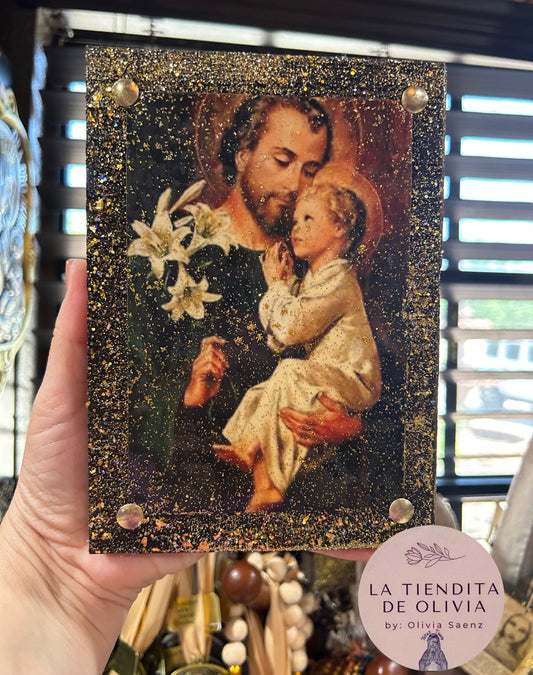 San José Cuadro de Madera 
Medidas Aproximadas 5” x  7”

Elaborado y Diseñado por LA TIENDITA DE OLIVIA