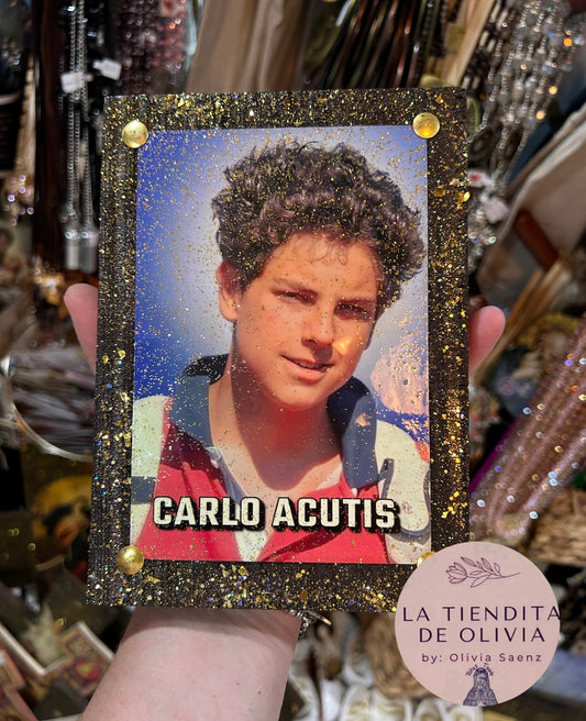 San Carlo Acutis Cuadro de Madera 
Medidas Aproximadas 5” x  7”

Elaborado y Diseñado por LA TIENDITA DE OLIVIA