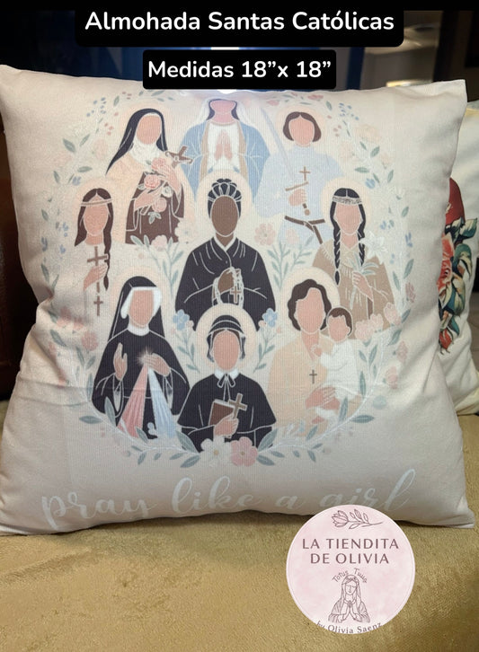 Almohada de Santas Católicas
Medidas 18"x 18"

Virgen María
Teresita de Liseux 
Juana de Arco
Kateri Tekakwitha
Josephine Bakitha
María Faustina 
Elizabeth Seton 
Gianna Beretta Moya
