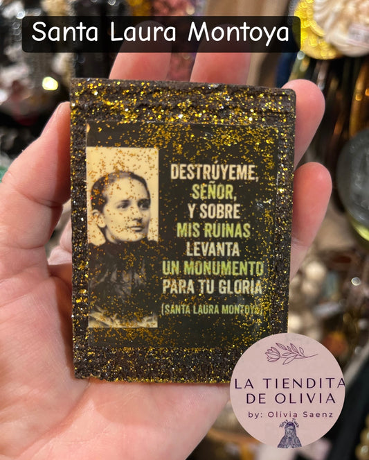 Santa Laura Montoya                                          Mini Cuadrito de Madera 
Medidas Aproximadas 2”x 3”

Elaborado y Diseñado por LA TIENDITA DE OLIVIA