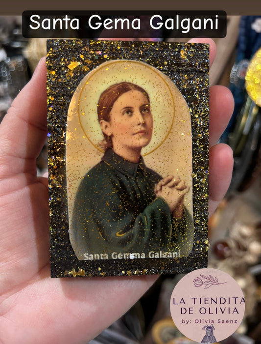 Santa Gema Galgani                                              Mini Cuadrito de Madera 
Medidas Aproximadas 2”x 3”

Elaborado y Diseñado por LA TIENDITA DE OLIVIA