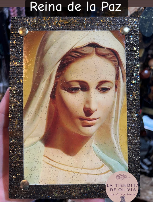 Reina de la Paz                             Cuadro de Madera 
Medidas Aproximadas 5” x  7”

Elaborado y Diseñado por LA TIENDITA DE OLIVIA