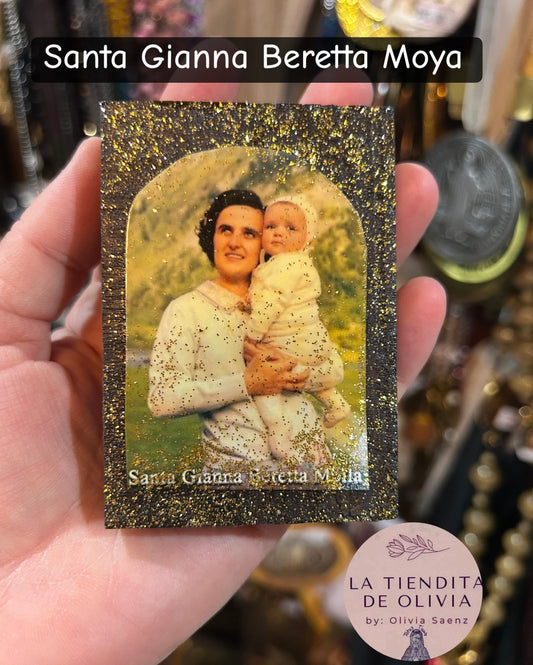 Santa Gianna Beretta Moya                                          Mini Cuadrito de Madera 
Medidas Aproximadas 2”x 3”

Elaborado y Diseñado por LA TIENDITA DE OLIVIA