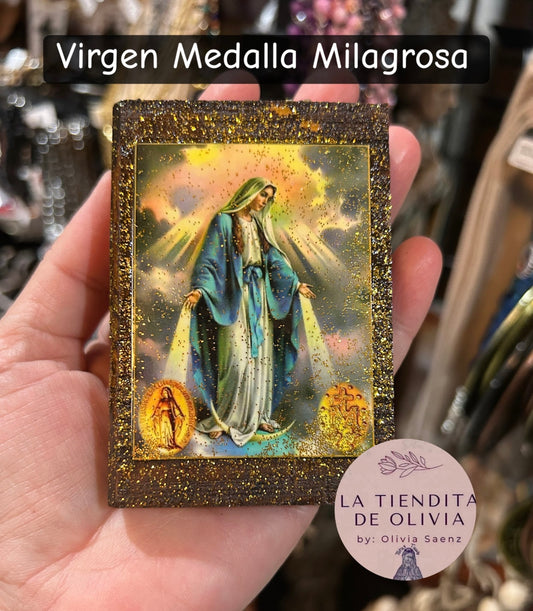 Virgen Medalla Milagrosa                   Mini Cuadrito de Madera 
Medidas  Aproximadas 2”x 3”

Elaborado y Diseñado por LA TIENDITA DE OLIVIA