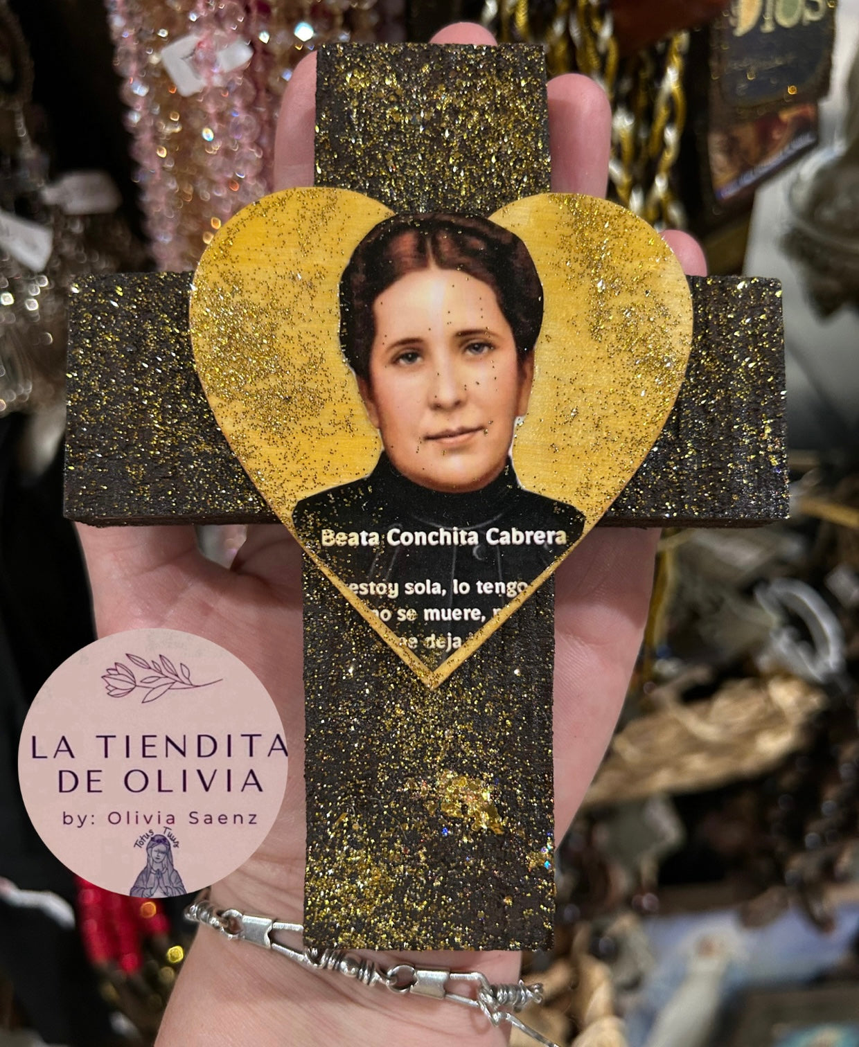 BEATA CONCHITA CABRERA             Mini Cruz de Madera para colgar 
Medidas aproximadas 4.5" X 6"
Elaborada y diseñada por La Tiendita de Olivia