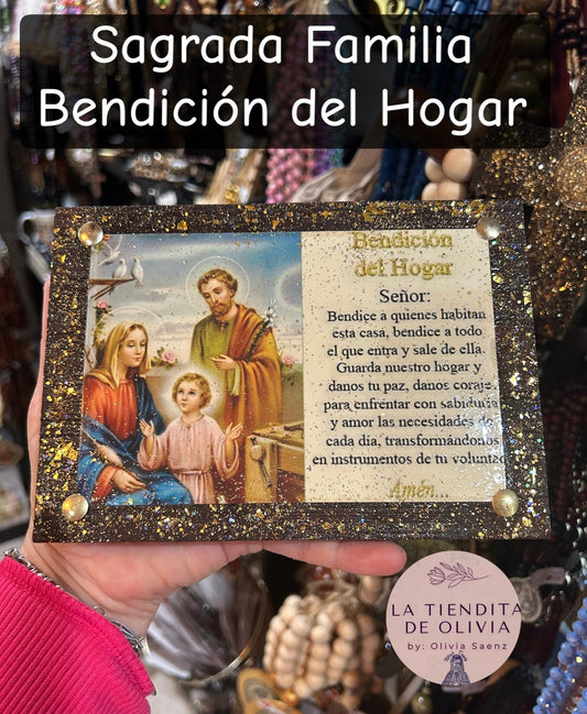 Sagrada Familia Bendición del Hogar.                                            Cuadro de Madera 
Medidas Aproximadas 5” x  7”

Elaborado y Diseñado por LA TIENDITA DE OLIVIA