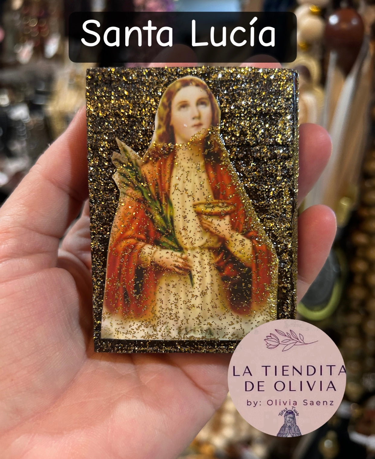 Santa Lucía                                             Mini Cuadrito de Madera 
Medidas Aproximadas 2”x 3”

Elaborado y Diseñado por LA TIENDITA DE OLIVIA