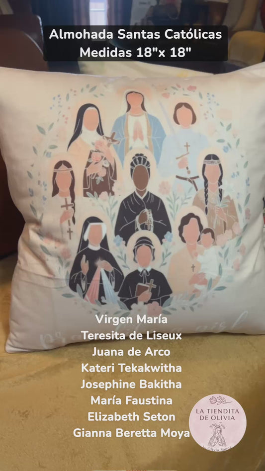 Almohada de Santas Católicas
Medidas 18"x 18"

Virgen María
Teresita de Liseux 
Juana de Arco
Kateri Tekakwitha
Josephine Bakitha
María Faustina 
Elizabeth Seton 
Gianna Beretta Moya